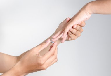 Kadınlar için nişan yüzüklerini takan adam