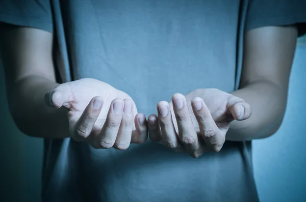 Mann reicht Hand und hält nichts — Stockfoto