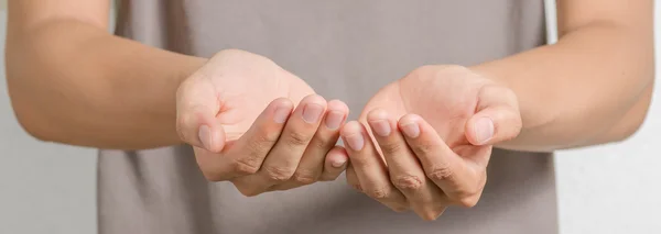 Mann reicht Hand und hält nichts — Stockfoto