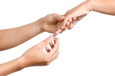 Kadınlar için nişan yüzüklerini takan adam