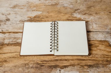 Eski ahşap arka plan üzerine açık boş kitap