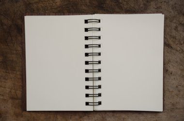 Eski ahşap arka plan üzerine açık boş kitap