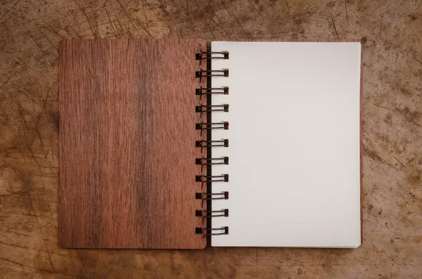 Abrir livro em branco no fundo de madeira velho — Fotografia de Stock
