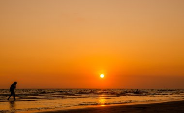 Sahilde güzel bir gün batımı