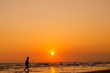 Sahilde güzel bir gün batımı