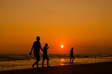 Sahilde güzel bir gün batımı