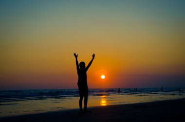 Siluet adam ellerini sırıtmak