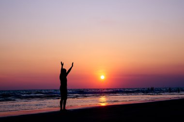 Siluet adam ellerini sırıtmak