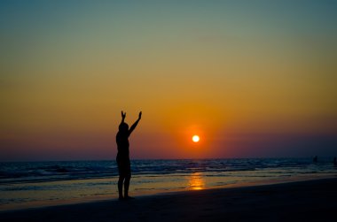 Siluet adam ellerini sırıtmak