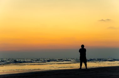 Adam siluet sahilde yalnız standı