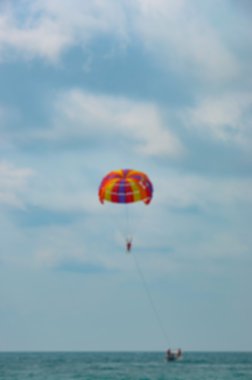 yamaç paraşütü denizden bulutlu gökyüzü