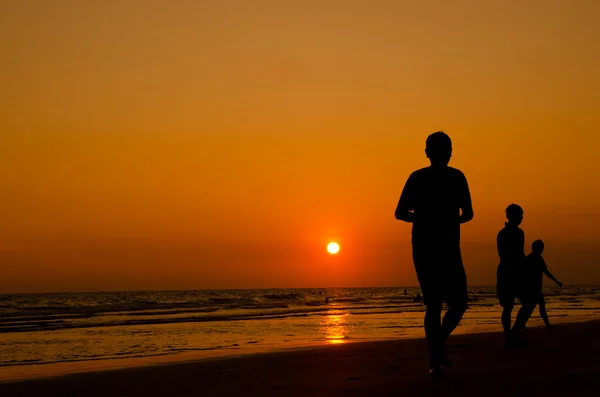 Schöner Sonnenuntergang am Strand — Stockfoto