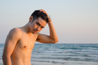 su arka plan ile Asya adam