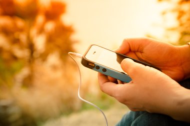 Hareket eden telefon içinde bir kadın eli