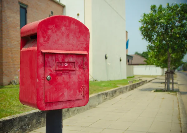 Postbox obok drogi — Zdjęcie stockowe