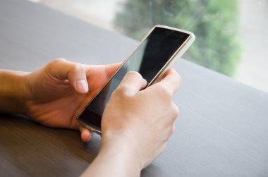 Akıllı cep telefonu kullanan bir adama yaklaş