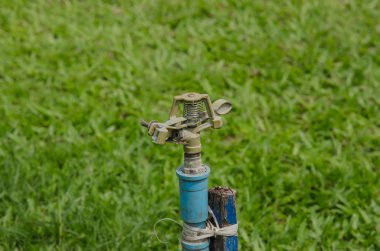 Yağmurlama sulama tesisleri bahçesinde