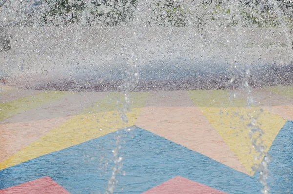 Wasser aus dem Brunnen gesprüht — Stockfoto