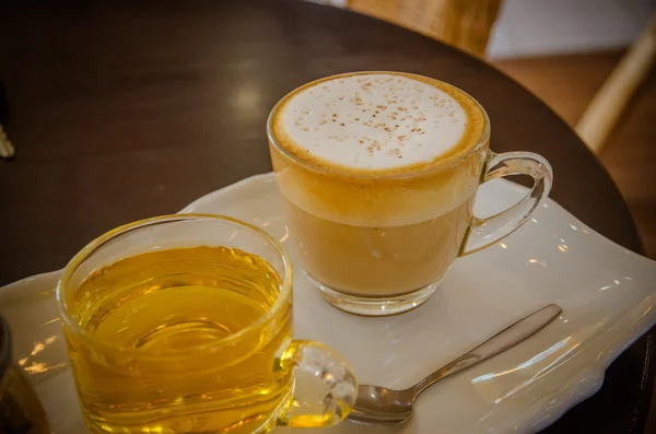 卡布奇诺咖啡和热茶 — 图库照片