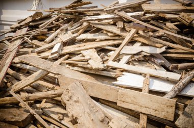 Yığın eski ve pis kereste 