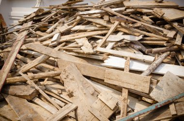 Yığın eski ve pis kereste 