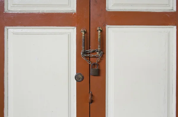 Wooden door locked with chain and padlock. — Stock Photo, Image