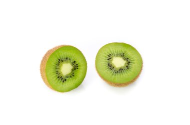 Kivi kesimleri beyaz zemin üzerine dilimlenmiş