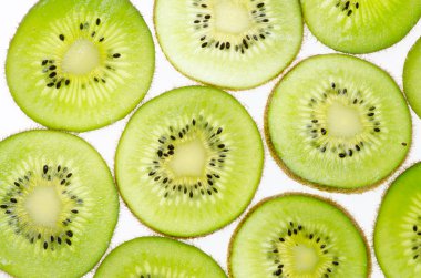 Yeşil kivi meyve kivi meyve beyaz zemin üzerine dilimlenmiş