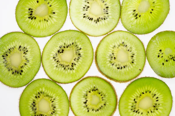 Plátky kiwi zelené plody kiwi ovoce na bílém pozadí — Stock fotografie