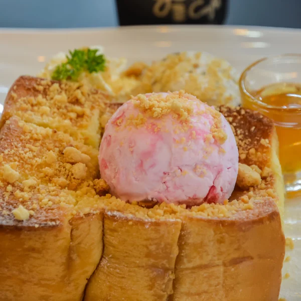 Honey toast with icecream — Stock Photo, Image