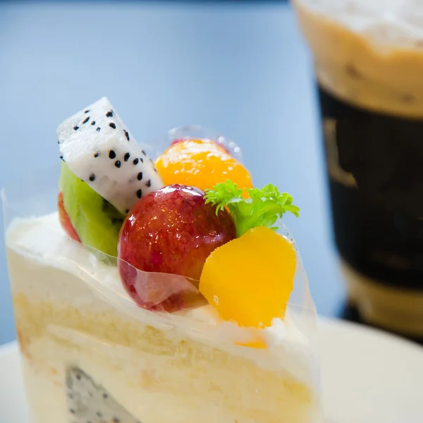 Bolo de creme com fruta — Fotografia de Stock