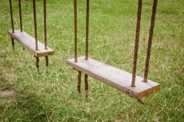 eski ahşap ağaç salıncak