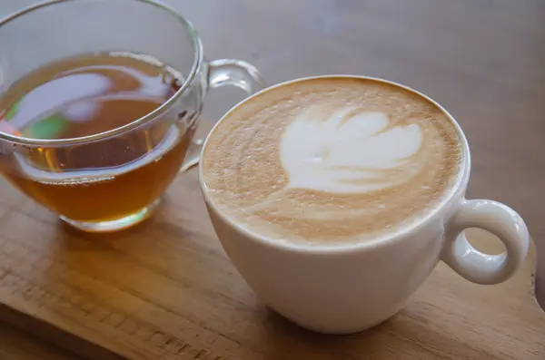 Cappuccino sur table en bois — Photo