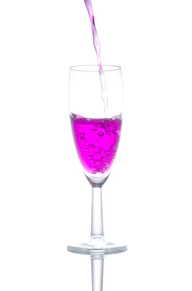 Cocktail roxo em vidro sobre fundo branco — Fotografia de Stock