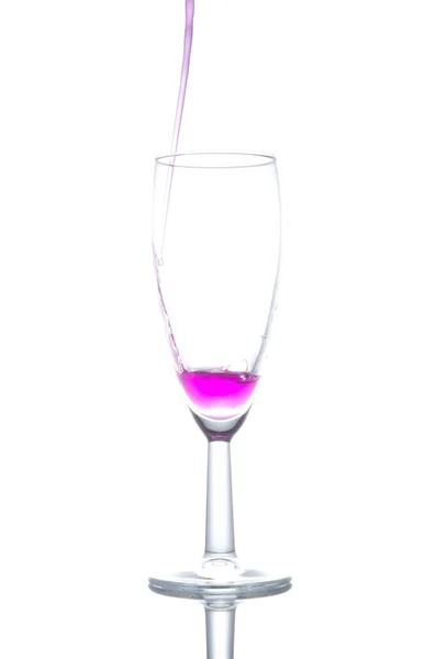 Fialové koktejl ve skle na bílém pozadí — Stock fotografie