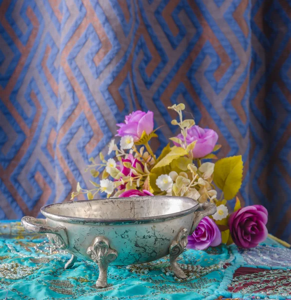 摩洛哥的金属碗，放在桌与花. — 图库照片