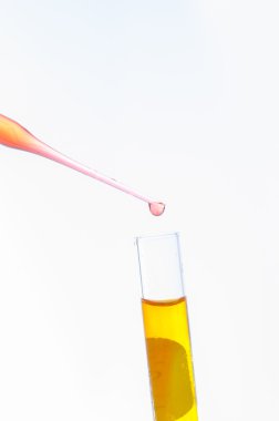 Test tüpleri ve pipet bırak, araştırma için Laboratuar kapkacakları
