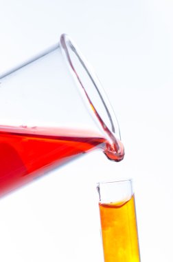 Test tüpleri ve pipet bırak, araştırma için Laboratuar kapkacakları