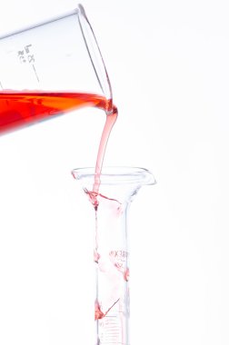 Test tüpleri ve pipet bırak, araştırma için Laboratuar kapkacakları