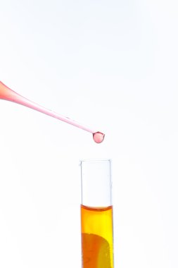 Test tüpleri ve pipet bırak, araştırma için Laboratuar kapkacakları