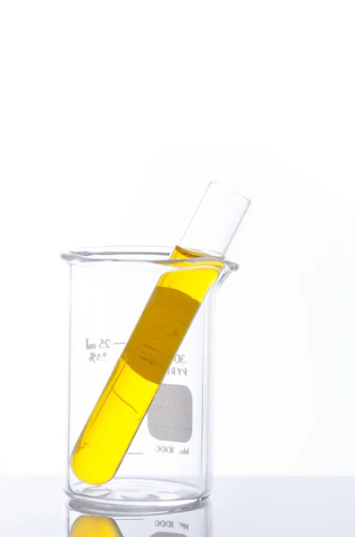 Tubos de ensaio e gota de pipeta, copos de laboratório para pesquisa — Fotografia de Stock