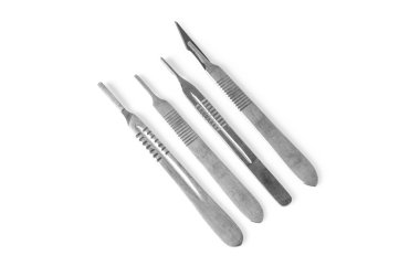 Beyaz arka plan üzerinde neşter