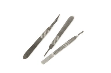 Beyaz arka plan üzerinde neşter