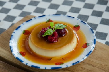 karamelli muhallebi tatlı ve bal ile kırmızı dut