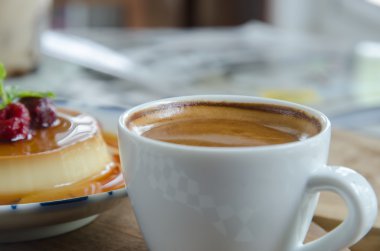 Esspresso kahve masada beyaz bir fincan.