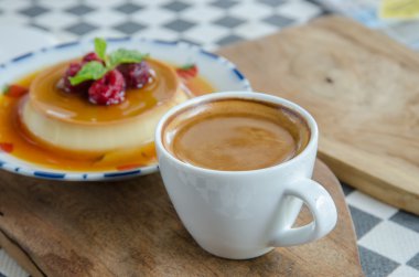 Esspresso kahve masada beyaz bir fincan.