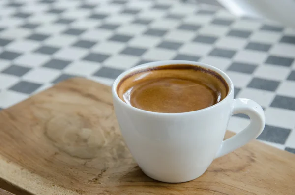 Esspresso café dans une tasse blanche sur la table . — Photo