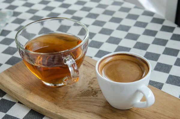 Esspresso café dans une tasse blanche sur la table . — Photo