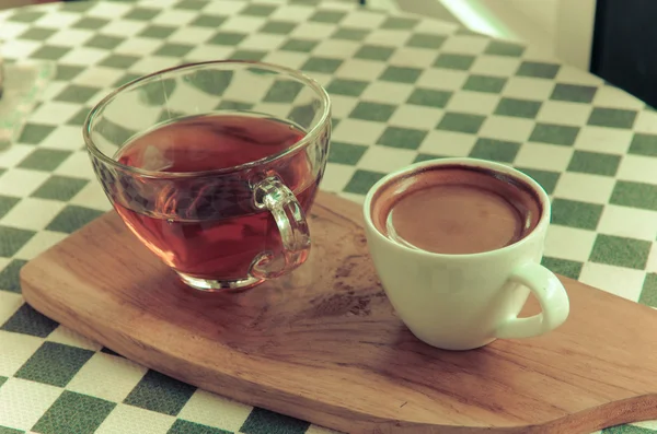 Café expreso en una taza blanca sobre la mesa . — Foto de Stock