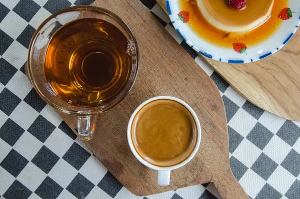 Esspresso kaffe i en vit kopp på bordet. — Stockfoto